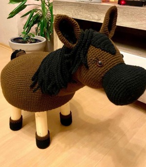 Handgemachter Kinderhocker Pferd „Lisa“